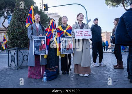 Rom, Italien. 10. März 2023 Die tibetische Gemeinschaft in Italien, unterstützt von der italienischen buddhistischen Union, der Internationalen Kampagne für Tibet, Und der Societé d'amitié Swiss Tibetaine in Rom anlässlich des 64. Jahrestags des tibetischen Aufstands gegen die Besetzung der Volksrepublik China (VRC ) im Jahr 1959 und der Verhängung des Kriegsrechts im Jahr 1989. Kredit: amer Ghazzal/Alamy Live News Stockfoto