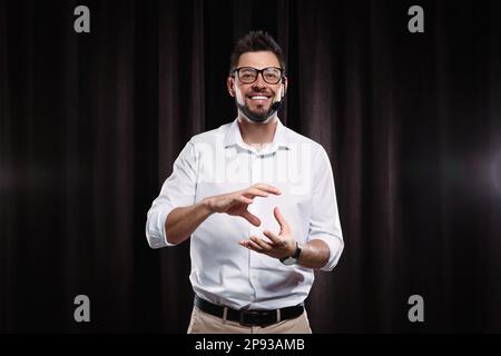 Motivationslautsprecher mit Headset, das auf der Bühne läuft Stockfoto