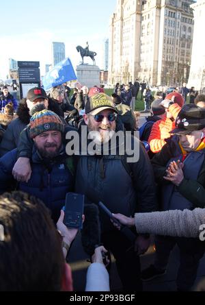 Tim Edwards, der Vater der ermordeten Elle Edwards, (rechts) mit Komiker John May in Liverpool auf einem Spaziergang von Land's End zu John O'Groats, um das Bewusstsein für das Projekt „Waffen runter Handschuhe hoch“ zu schärfen – eine Boxinitiative, die junge Menschen von der Straße in Arbeit bringen soll. Der Komiker, der am 26. Januar in Land's End begann, wurde von Herrn Edwards in Worcester begleitet, und das Paar wird die Reise gemeinsam vollenden. Foto: Freitag, 10. März 2023. Stockfoto