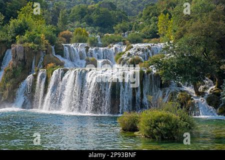 Wasserfall bei Skradinski Buk im Nationalpark Krka bei Šibenik im Sommer, im Zentrum von Dalmatien, im Kreis Šibenik-Knin, Kroatien Stockfoto