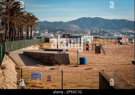 Der Litoral-Strand in Sant Adria del Besos, Barcelona, erinnert an die Öffentlichkeit aufgrund der Verschmutzungen im Sand. Ein potenziell krebserregendes Gesundheitsrisiko am Strand wird durch die Deponierung von Abfällen bestätigt, die bis in die 80s Jahre in diesem Industriegebiet durchgeführt wurden, das von der Nordküste Barcelonas bis nach Badalona reichte. Stockfoto