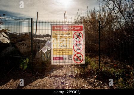 Der Litoral-Strand in Sant Adria del Besos, Barcelona, erinnert an die Öffentlichkeit aufgrund der Verschmutzungen im Sand. Ein potenziell krebserregendes Gesundheitsrisiko am Strand wird durch die Deponierung von Abfällen bestätigt, die bis in die 80s Jahre in diesem Industriegebiet durchgeführt wurden, das von der Nordküste Barcelonas bis nach Badalona reichte. Stockfoto