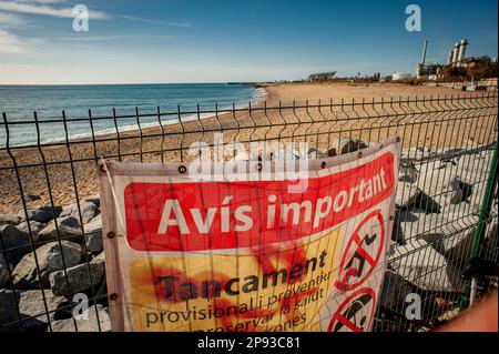 Der Litoral-Strand in Sant Adria del Besos, Barcelona, erinnert an die Öffentlichkeit aufgrund der Verschmutzungen im Sand. Ein potenziell krebserregendes Gesundheitsrisiko am Strand wird durch die Deponierung von Abfällen bestätigt, die bis in die 80s Jahre in diesem Industriegebiet durchgeführt wurden, das von der Nordküste Barcelonas bis nach Badalona reichte. Stockfoto