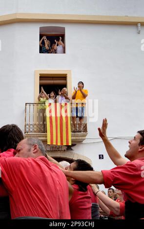 Colla Joves Xiquets de Valls. Ein Mann, der die Gruppe befehligt. 'Castellers' Gebäude menschlicher Turm, eine katalanische Tradition. Doktor Robert Straße. La Bisbal del Pened Stockfoto