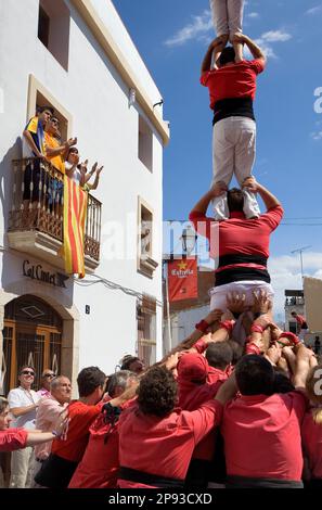 Colla Joves Xiquets de Valls.'Castellers' Gebäude, menschlicher Turm, eine katalanische Tradition. Doctor Robert Street. La Bisbal del Penedès. Provinz Tarragona, Sp Stockfoto