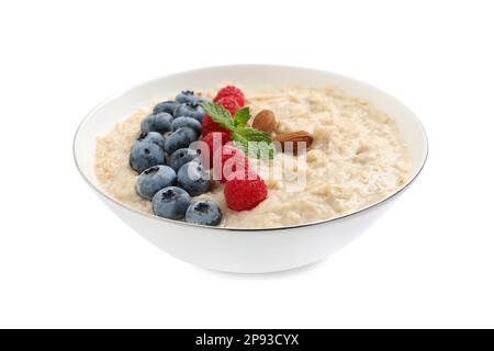 Leckerer Haferbrei mit Himbeeren, Heidelbeeren und Mandelnüssen in der Schüssel auf weißem Hintergrund Stockfoto