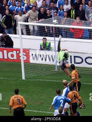 WÖLFSHÜTER STOWELL SPART IN DER ERSTEN HÄLFTE DES SPIELS VON MANCHESTER CITY IM ALTEN MAINE RD STADIUM, DEM FRÜHEREN HEIMSTADION DES MANCHESTER CITY FOOTBALL CLUBS 02/07/1999. STELLEN SIE SICH GARY ROBERTS VOR Stockfoto