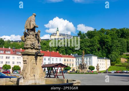 Fulnek, Komenskeho-Platz, Knurr-Palast, Mariensäule, Schloss Fulnek in Moravskoslezsky, Mährisch-Schlesische Region, Tschechisch Stockfoto