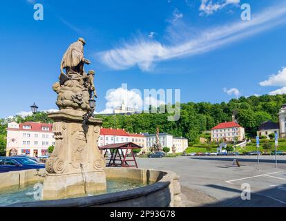 Fulnek, Komenskeho-Platz, Knurr-Palast, Mariensäule, Schloss Fulnek in Moravskoslezsky, Mährisch-Schlesische Region, Tschechisch Stockfoto