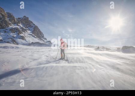 Italien, Venetien, Provinz Belluno, Livinallongo del Col di Lana, Skibergsteiger in einem Schneesturm in der Nähe des Berggipfels Stockfoto