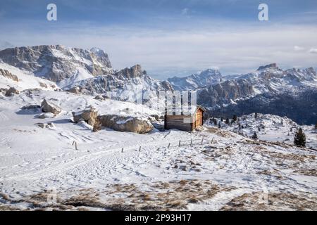 Italien, Venetien, Provinz Belluno, Livinallongo del Col di Lana. Der kleine Bivouac Sief im Winter am Fuße der Setsas, Dolomiten Stockfoto