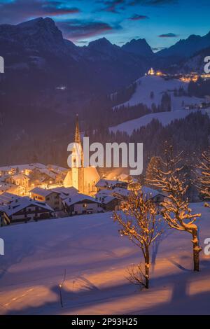 Italien, Veneto, Belluno, das Dorf Selva di Cadore im Winter mit der Pfarrkirche San Lorenzo, Dolomiten Stockfoto