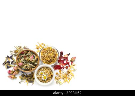 Verschiedene trockene Kräutertees auf weißem Hintergrund, Draufsicht Stockfoto