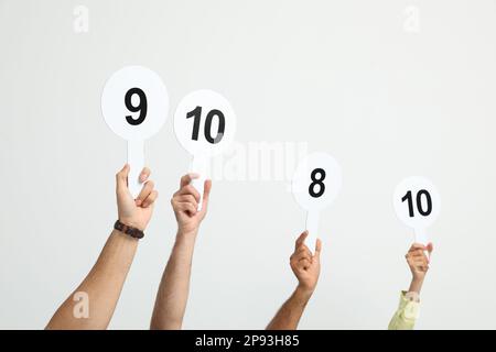 Jury mit unterschiedlichen Punktezeichen auf weißem Hintergrund, Schließung Stockfoto