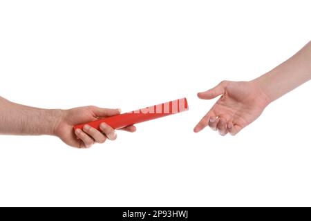 Ein Mann, der den Stab an eine Frau auf weißem Hintergrund weitergibt, Nahaufnahme Stockfoto