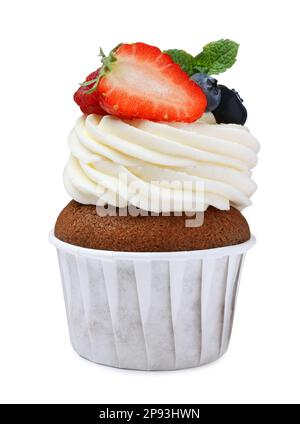 Süßer Cupcake mit frischen Beeren, isoliert auf weiß Stockfoto