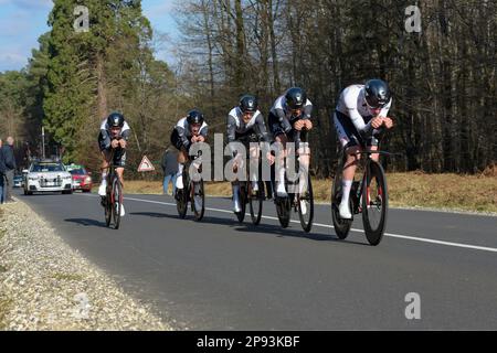 MÄRZ 2023: Blick auf das Radfahrerteam UAE Team Emirates während der Teamzeit des professionellen Radrennens PARS NICE 2023. Stockfoto