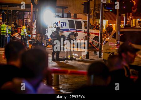 Tel Aviv, Israel. 09. März 2023. Ein israelischer forensischer Polizist macht Fotos nach einem Terroranschlag auf die Dizingof Street. Die militante palästinensische Gruppe Hamas hat sich für den Terroranschlag in Tel Aviv am Donnerstagabend verantwortlich gemacht, bei dem drei Israelis verletzt wurden. Der Angriff im Herzen der Stadt erfolgte nach einem Tag des Protests der israelischen Opposition gegen Netanjahus Regierung. (Foto: Eyal Warshavsky/SOPA Images/Sipa USA) Guthaben: SIPA USA/Alamy Live News Stockfoto