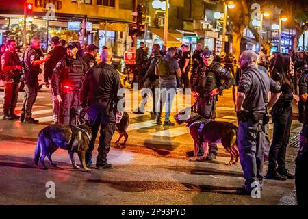 Tel Aviv, Israel. 09. März 2023. Die Hundeabteilung der israelischen Polizei wurde nach einem Schussanschlag auf die Dizingof Street gesehen. Die militante palästinensische Gruppe Hamas hat sich für den Terroranschlag in Tel Aviv am Donnerstagabend verantwortlich gemacht, bei dem drei Israelis verletzt wurden. Der Angriff im Herzen der Stadt erfolgte nach einem Tag des Protests der israelischen Opposition gegen Netanjahus Regierung. (Foto: Eyal Warshavsky/SOPA Images/Sipa USA) Guthaben: SIPA USA/Alamy Live News Stockfoto