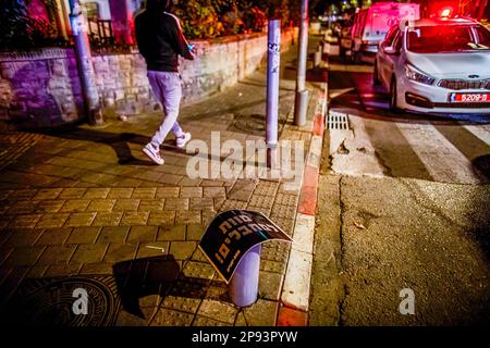 Tel Aviv, Israel. 09. März 2023. Ein Plakat mit der Aufschrift „Tod den Terroristen“ auf dem Gehweg nach einem Schussangriff auf der Dizingof Street. Die militante palästinensische Gruppe Hamas hat sich für den Terroranschlag in Tel Aviv am Donnerstagabend verantwortlich gemacht, bei dem drei Israelis verletzt wurden. Der Angriff im Herzen der Stadt erfolgte nach einem Tag des Protests der israelischen Opposition gegen Netanjahus Regierung. (Foto: Eyal Warshavsky/SOPA Images/Sipa USA) Guthaben: SIPA USA/Alamy Live News Stockfoto