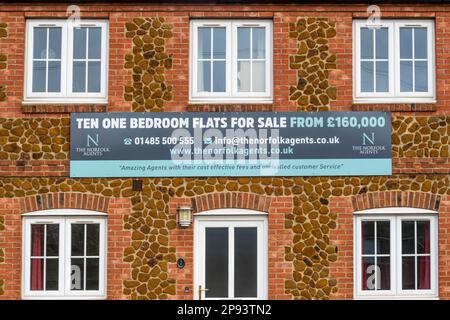 10 1-Schlafzimmer-Wohnungen zum Verkauf Schild am Gebäude in Norfolk Village. Stockfoto