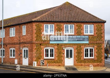 10 1-Schlafzimmer-Wohnungen zum Verkauf Schild am Gebäude in Norfolk Village. Stockfoto