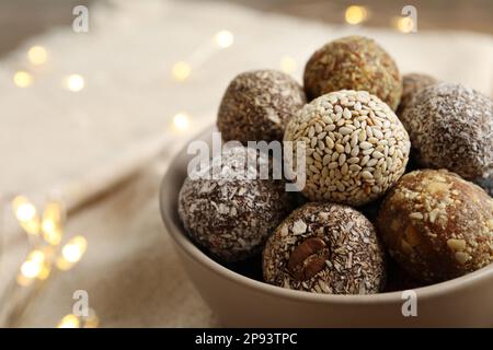 Verschiedene leckere vegane Bonbons in der Schüssel, Nahaufnahme. Platz für Text Stockfoto