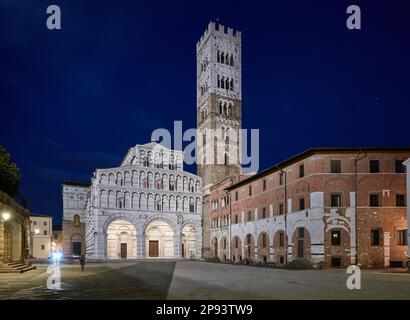 Nachtaufnahme der beleuchteten Kathedrale San Martino von Lucca, Duomo di San Martino, Toskana, Italien Stockfoto