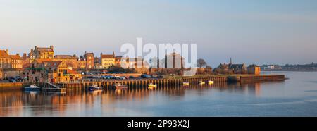 England, Northumberland, Berwick Upon Tweed. Panoramablick auf den Quayside in Berwick upon Tweed bei Sonnenuntergang. Stockfoto