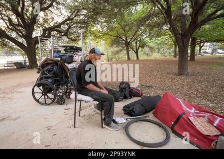 Austin, Texas, USA. 9. März 2023. Ein Obdachloser, der nicht identifiziert werden wollte, sitzt am 9. März 2023 bei den meisten seiner Sachen auf dem Wander- und Radweg entlang der Nordküste des Lady Bird Lake in der Innenstadt von Austin. Der Mann, der seit etwa 9 Monaten an der Küste zeltet, wurde schließlich von Crews gebeten, zu gehen, die einen geteilten Zaun bauen und Beleuchtung hinzufügen, nachdem er kürzlich ertrunken war. (Kreditbild: © Bob Daemmrich/ZUMA Press Wire) NUR REDAKTIONELLE VERWENDUNG! Nicht für den kommerziellen GEBRAUCH! Stockfoto