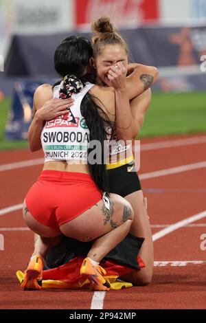 Gina LÜCKENKEMPER mit Ewa SWOBODA, nachdem sie bei der europäischen Leichtathletikmeisterschaft 2022 das Finale 100m gewonnen hat Stockfoto