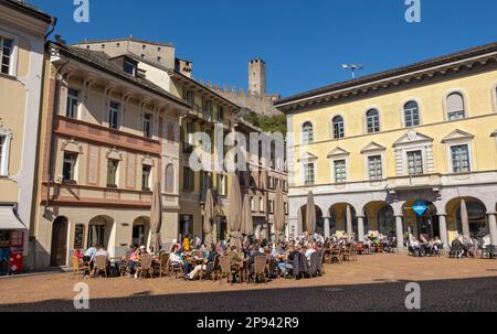 Schweiz, Tessin-Kanton, Bellinzona, Piazza Collegiata, Castel Grande-Turm im Hintergrund Stockfoto