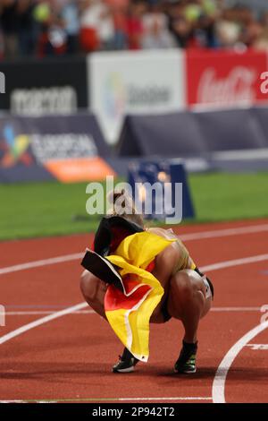 Gina LÜCKENKEMPER mit der deutschen Flagge, nachdem sie das Finale 100m bei der europäischen Leichtathletikmeisterschaft 2022 gewonnen hat Stockfoto