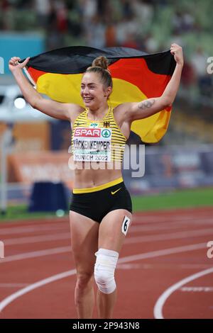 Gina LÜCKENKEMPER mit der deutschen Flagge, nachdem sie das Finale 100m bei der europäischen Leichtathletikmeisterschaft 2022 gewonnen hat Stockfoto