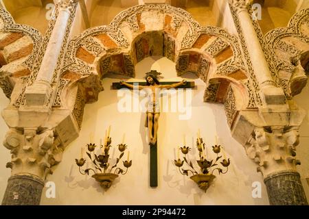 Christliche Kreuzigung unter maurischen architektonischen Elementen. Innere der Großen Moschee von Cordoba oder La Mezquita, Cordoba, Provinz Cordoba, Stockfoto