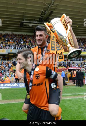 Sam Ricketts und Danny Batth von Wölfen. Sky Bet League One Champions Wolverhampton Wanderers gegen Carlisle United 04/05/2014 Stockfoto