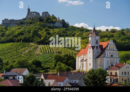 Burgruine Falkenstein, Kirche St. James der Ältere, Falkenstein bei Poysdorf, Weinviertel, Nierderösterreich, Österreich Stockfoto