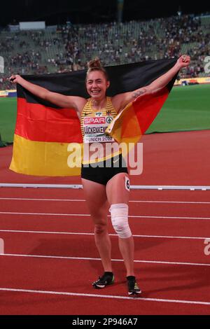 Gina LÜCKENKEMPER mit der deutschen Flagge, nachdem sie das Finale 100m bei der europäischen Leichtathletikmeisterschaft 2022 gewonnen hat Stockfoto