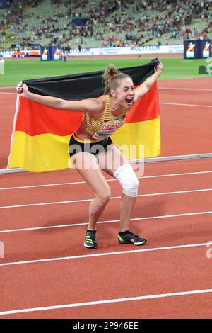 Gina LÜCKENKEMPER mit der deutschen Flagge, nachdem sie das Finale 100m bei der europäischen Leichtathletikmeisterschaft 2022 gewonnen hat Stockfoto