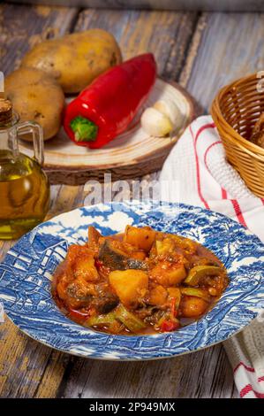 Traditioneller griechischer tourlou oder Briam aus Gemüse, Kartoffeln, Auberginen, Paprika, Tomaten Stockfoto