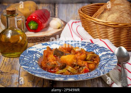 Traditioneller griechischer tourlou oder Briam aus Gemüse, Kartoffeln, Auberginen, Paprika, Tomaten Stockfoto