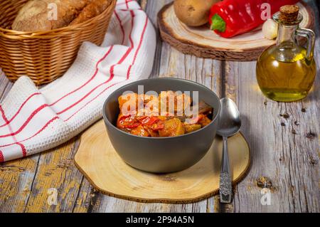 Traditioneller griechischer tourlou oder Briam aus Gemüse, Kartoffeln, Auberginen, Paprika, Tomaten Stockfoto