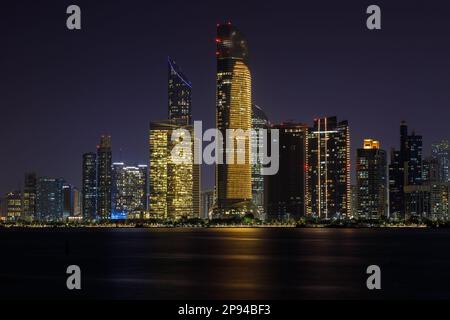 ABU DHABI, VAE. 20. Oktober 2022. Nächtlicher Blick auf die Skyline der Corniche Street in Abu Dhabi, Vereinigte Arabische Emirate. Kredit: Ant Palmer/Alamy Stockfoto
