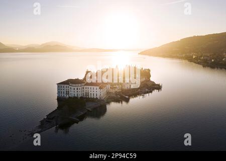 Luftaufnahme der Isola Bella bei Sonnenaufgang im Winter. Stresa, Lago Maggiore, Distrikt Verbano Cusio Ossola, Piedmont, Italien. Stockfoto
