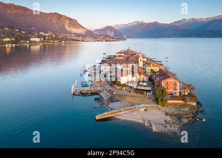 Luftaufnahme der Isola dei Pescatori bei Sonnenaufgang im Winter. Lago Maggiore, Piemont, Italien. Stockfoto