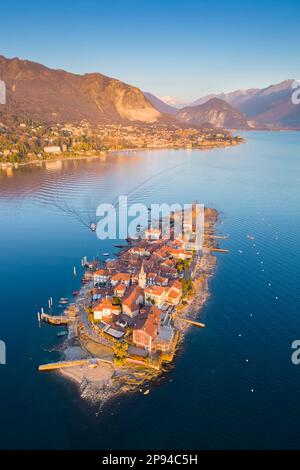 Luftaufnahme der Isola dei Pescatori bei Sonnenaufgang im Winter. Lago Maggiore, Piemont, Italien. Stockfoto