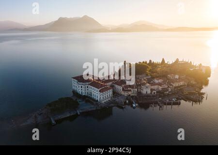 Luftaufnahme der Isola Bella bei Sonnenaufgang im Winter. Stresa, Lago Maggiore, Distrikt Verbano Cusio Ossola, Piedmont, Italien. Stockfoto