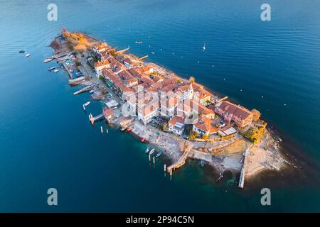 Luftaufnahme der Isola dei Pescatori bei Sonnenaufgang im Winter. Lago Maggiore, Piemont, Italien. Stockfoto