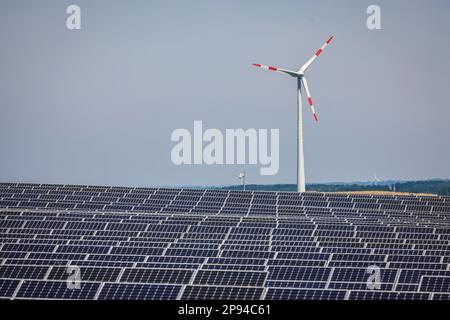 Dortmund, Nordrhein-Westfalen, Deutschland - Solarpark Deusenberg. Das Freiraumwerk befindet sich auf einer ehemaligen Deponie in Dortmund Deusen, Windturbine Stockfoto