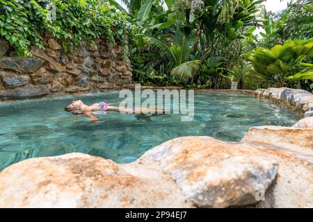 Nordamerika, Karibik, Großantillen, Hispaniola, Dominikanische Republik, Sama, Las Galeras, junge Frau im Pool des Boutique Hotel Chalet Tropical Stockfoto
